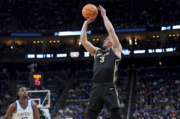 Oakland's Jack Gohlke (3) shoots a 3-pointer against Kentucky during the first half of a college basketball game in the first round of the men's NCAA Tournament on Thursday, March 21, 2024, in Pittsburgh. (AP Photo/Matt Freed)