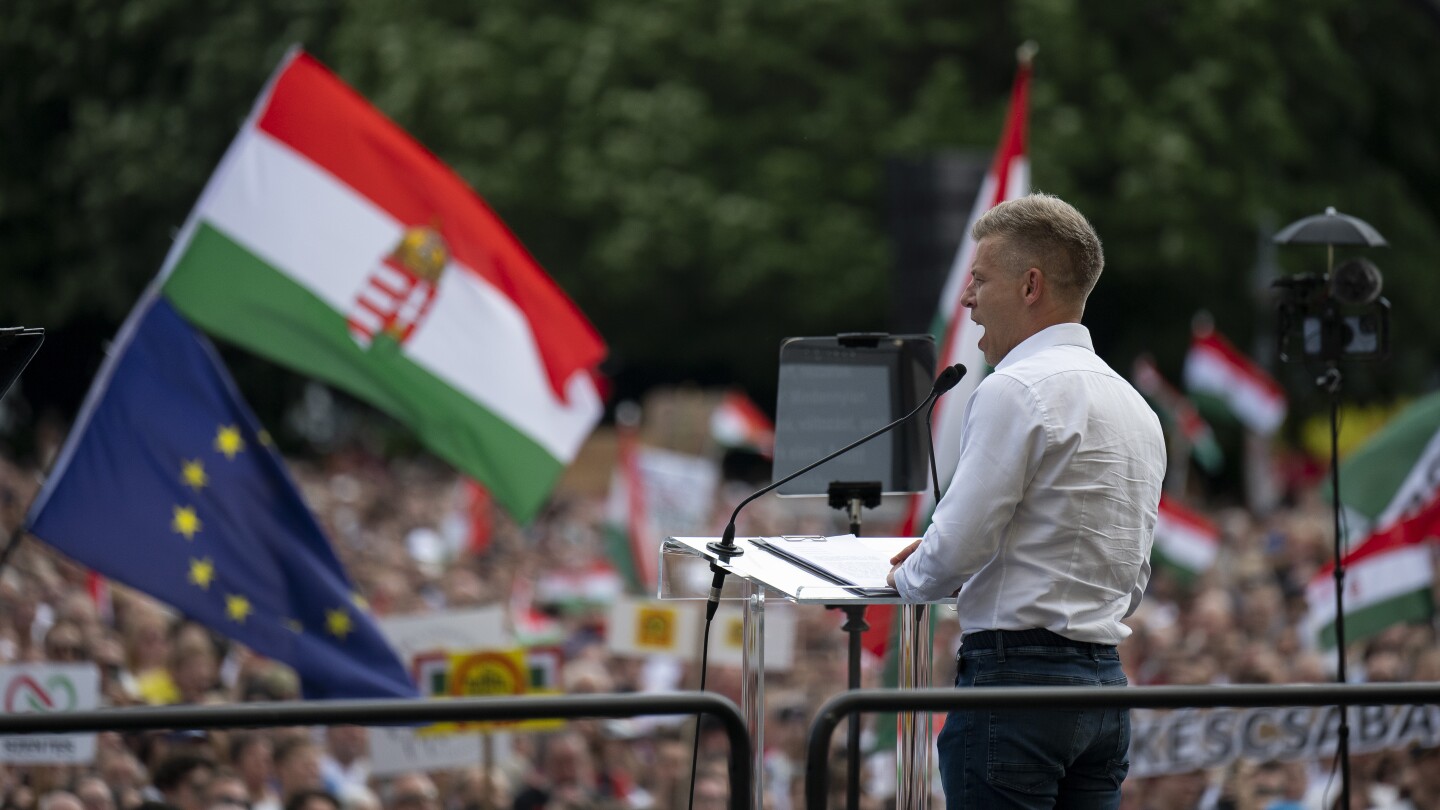 Претендентът на Орбан в Унгария мобилизира хиляди на рядка демонстрация в правителствена крепост