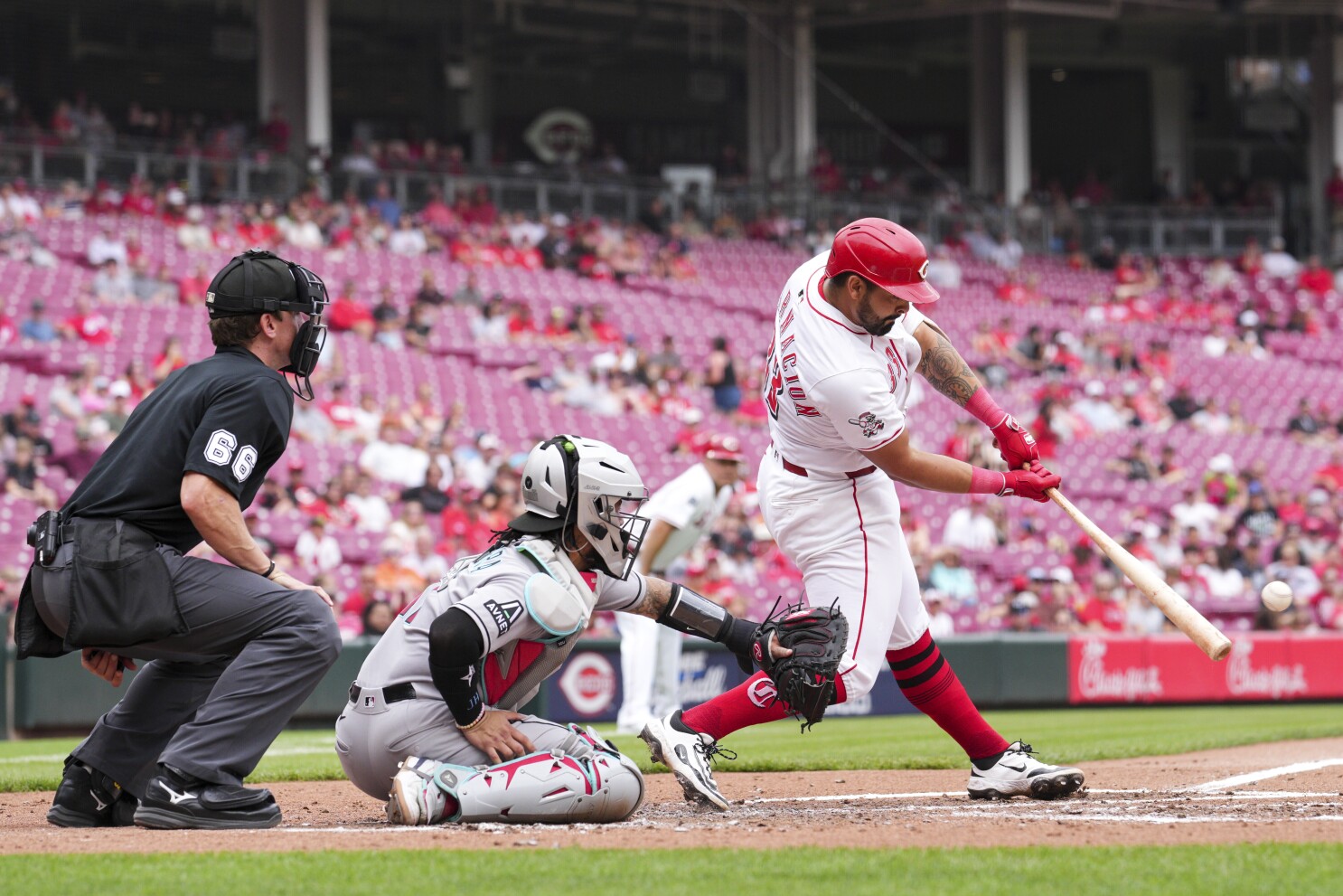 Encarnacion-Strand lifts Reds over Diamondbacks 4-3