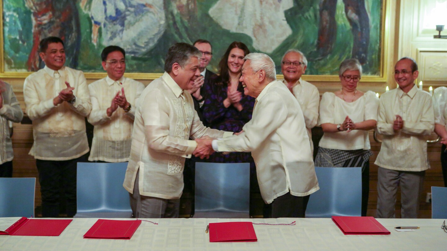 Den filippinske regjeringen, kommunistiske opprørere er enige om å gjenoppta forhandlinger for å avslutte deres langvarige konflikt