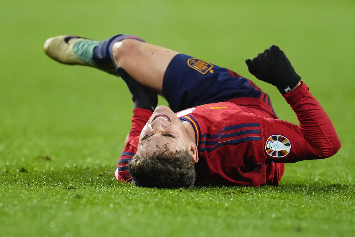 西班牙中场加维因膝伤含泪退出欧洲预选赛