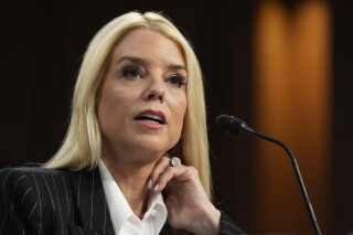 Pam Bondi, người được Tổng thống đắc cử Donald Trump lựa chọn để lãnh đạo Bộ Tư pháp với tư cách là tổng chưởng lý, xuất hiện trước Ủy ban Tư pháp Thượng viện để tham gia phiên điều trần phê chuẩn, tại Điện Capitol ở Washington, thứ Tư, ngày 15 tháng 1 năm 2025. (Ảnh AP/J. Scott Applewhite)
