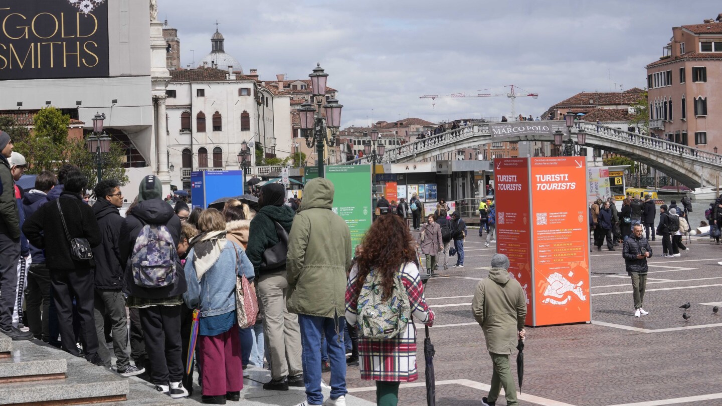 Венеция стартира експеримент за таксуване на еднодневни екскурзии с такса за достъп в опит да се бори с прекомерния туризъм