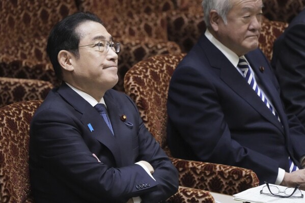El primer ministro japonés, Fumio Kishida, izquierda, y el ministro de Finanzas, Shunichi Suzuki, derecha, asisten a una sesión parlamentaria de la Cámara de Consejeros en Tokio, el lunes 25 de marzo de 2024. Corea del Norte dijo el lunes que el primer ministro Kishida propuso una cumbre con el líder norcoreano. Kim Jong Un, mientras el Norte instó a Japón a mostrar sinceridad para mejorar las relaciones bilaterales y realizar la primera cumbre de sus países en unos 20 años. (Kyodo News vía AP)