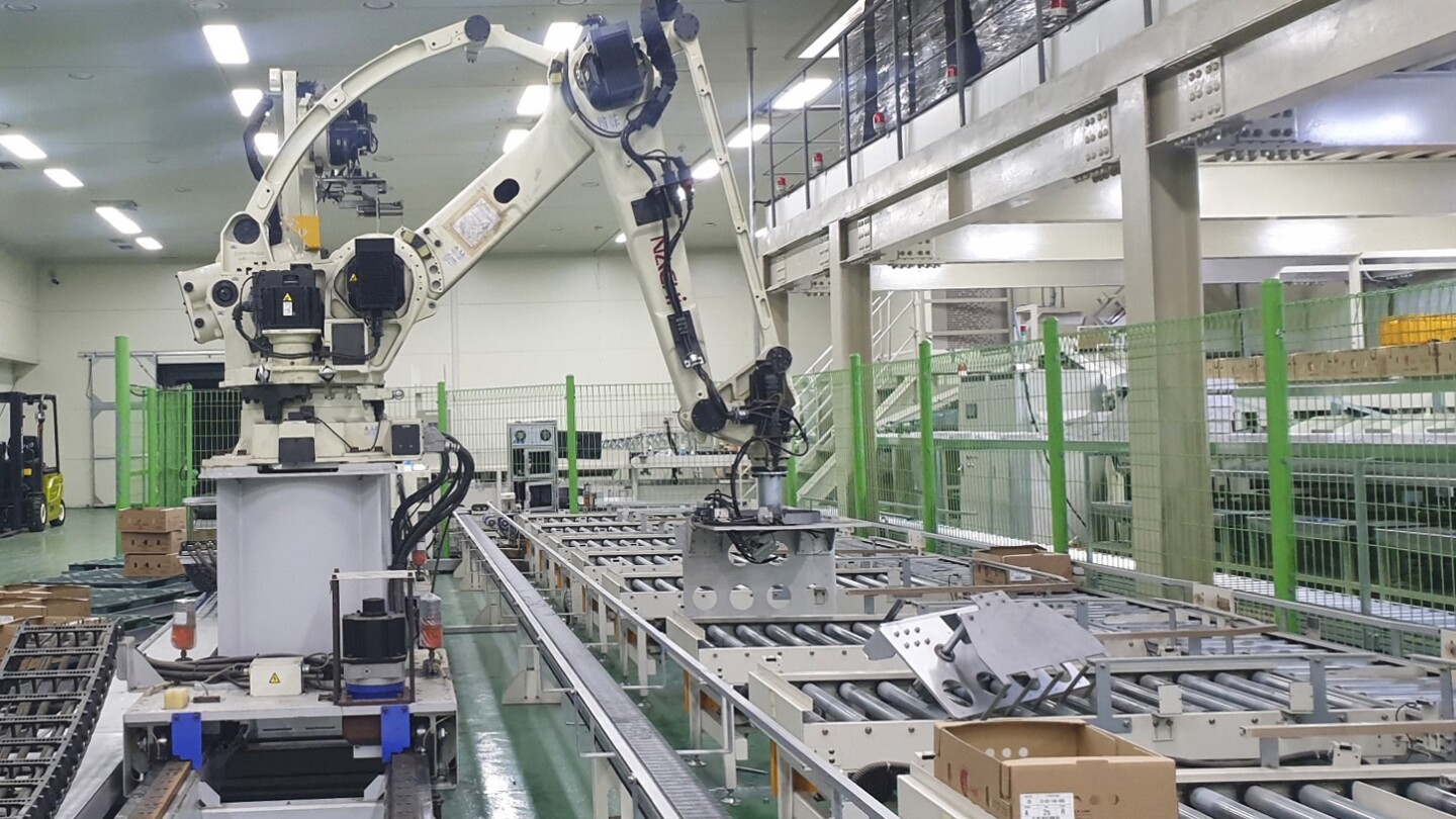 سحق روبوت مصنع عاملاً في مصنع لتعبئة الخضروات في كوريا الجنوبية