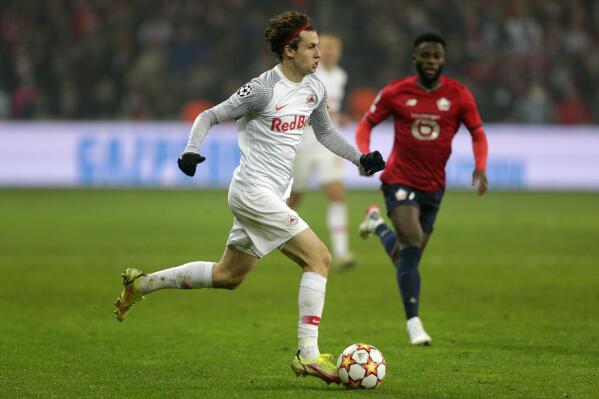 FILE - Salzburg's Brenden Aaronson runs with the ball during the Champions League group G soccer match between OSC Lille and RB Salzburg in Lille, France, Tuesday, Nov. 23, 2021. American midfielder Brenden Aaronson will transfer to Leeds on July 1 following 1 1/2 seasons with Red Bull Salzburg. Leeds said Thursday, May 26, 2022, that it had agreed to a transfer with the Austrian club. Aaronson, a 21-year-old from Medford, New Jersey, will have a five-year contract through the 2026-27 season.(AP Photo/Michel Spingler, File)
