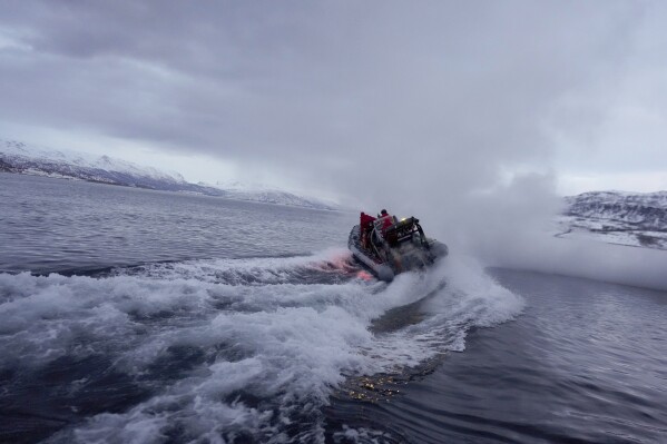 Le zodiac embarqué à bord de la frégate de la marine française Normandie s'élance du navire dans un fjord norvégien, au nord du cercle polaire arctique, pour une patrouille de reconnaissance, le mercredi 6 mars 2024. (AP Photo/Thibault Camus)