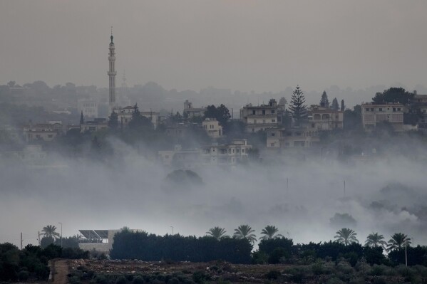 Fumul de bombardamente de artilerie israeliană acoperă Dahaira, un sat de graniță libanez cu Israelul, sudul Libanului, luni, 16 octombrie 2023. Gruparea militantă Hezbollah din Liban spune că luptătorii săi au vizat o poziție israeliană de-a lungul graniței, lovind direct un tanc Merkava. (AP Photo/Hussein Malla)