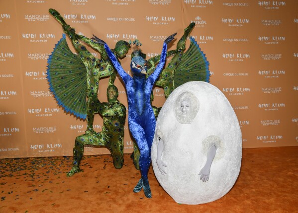 See photos of Heidi Klum’s peacock Halloween costume | AP News