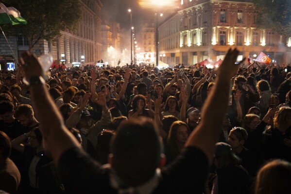 Other folks bring collectively on the Republique plaza after the 2nd spherical of the legislative election, Sunday, July 7, 2024, in Paris. (AP Photo/Louise Delmotte)