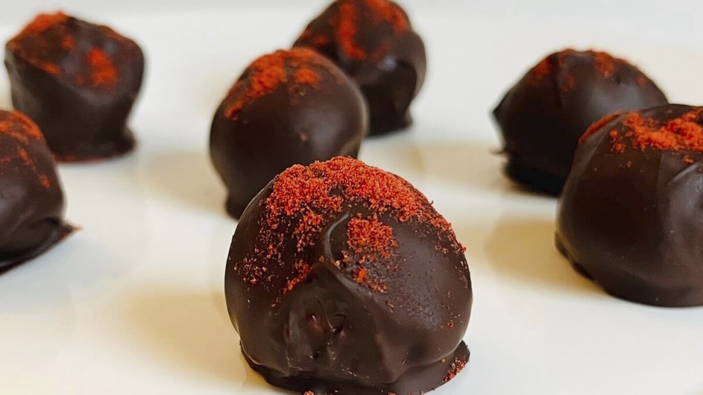 Защо тази година не направите шоколадови бонбони по поръчка за или с вашия Свети Валентин?