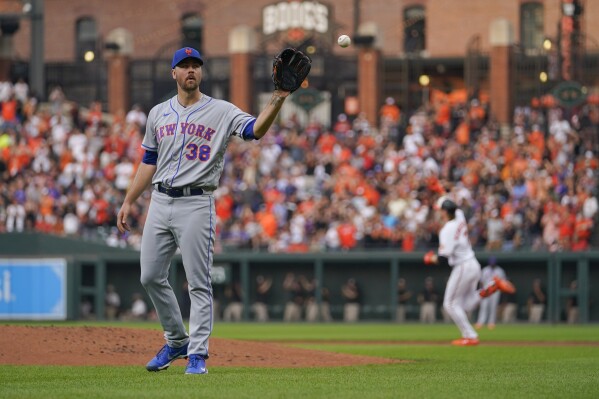 Henderson and Santander homer to lead the 1st-place Orioles past