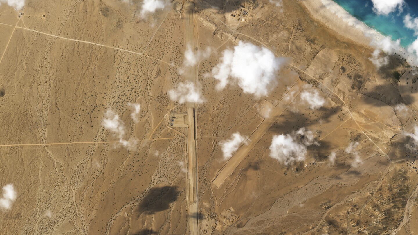 Писта се строи на йеменски остров по време на продължаващата война с надпис „ОБИЧАМ ОАЕ“ до нея