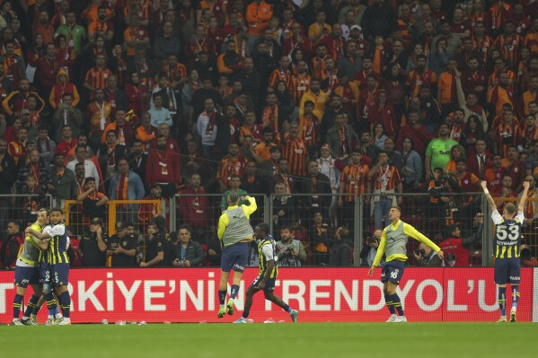 Các cầu thủ của đội Fenerbahce ăn mừng khi ghi bàn mở tỷ số trong trận đấu bóng đá Super Ligue Thổ Nhĩ Kỳ giữa Galatasaray và Fenerbahce ở Istanbul, Thổ Nhĩ Kỳ, Chủ nhật, ngày 19 tháng 5 năm 2024. (Ảnh AP)