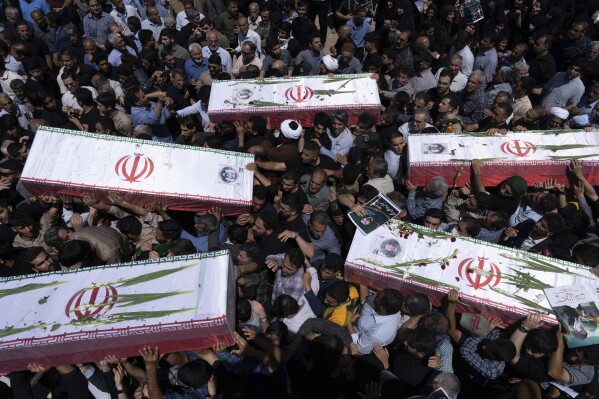 عزاداران تابوت های پرچم دار پنج مرد را حمل می کنند ، که نام آنها بلافاصله در دسترس نبود ، طبق گزارش ها در اعتصابات اسرائیلی ، در حین مراسم تشییع جنازه خود در شهر Khoramabad ، ایران ، دوشنبه ، 16 ژوئن 2025.
