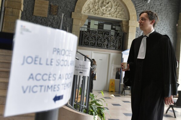 Maxime Tessier, abogado de Joel Le Scouarnec, llega para escuchar el veredicto del excirujano de 74 años, acusado de violar y agredir sexualmente a 299 menores, el miércoles 28 de mayo de 2025 en Vannes, Bretaña, en el oeste de Francia. (AP Foto/Mathieu Pattier)