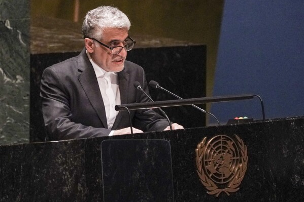 TẬP TIN - Đại sứ Liên hợp quốc của Iran Amir Saeid Iravani phát biểu trước Đại hội đồng Liên hợp quốc tại trụ sở Liên hợp quốc vào ngày 23 tháng 2 năm 2023. "Cộng hòa Hồi giáo sẽ đáp trả dứt khoát bất kỳ cuộc tấn công nào vào đất nước, lợi ích và công dân của họ dưới bất kỳ lý do nào", IRNA dẫn lời Iravani như đã nói vào Thứ Ba, ngày 30 tháng 1 năm 2024. (Ảnh AP / Bebeto Matthews, File)