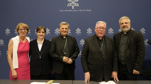 From left, Helena Jeppesen Spuhler, Sister Nadia Coppa, Secretary General of the Synod of Bishops Cardinal Mario Grech, Cardinal Jean-Claude Hollerich and Father Giacomo Costa pose for photographers at the end of a presentation of the new guidelines for the Synod of Bishops at the Vatican, Tuesday, June 20, 2023. (AP Photo/Domenico Stinellis)