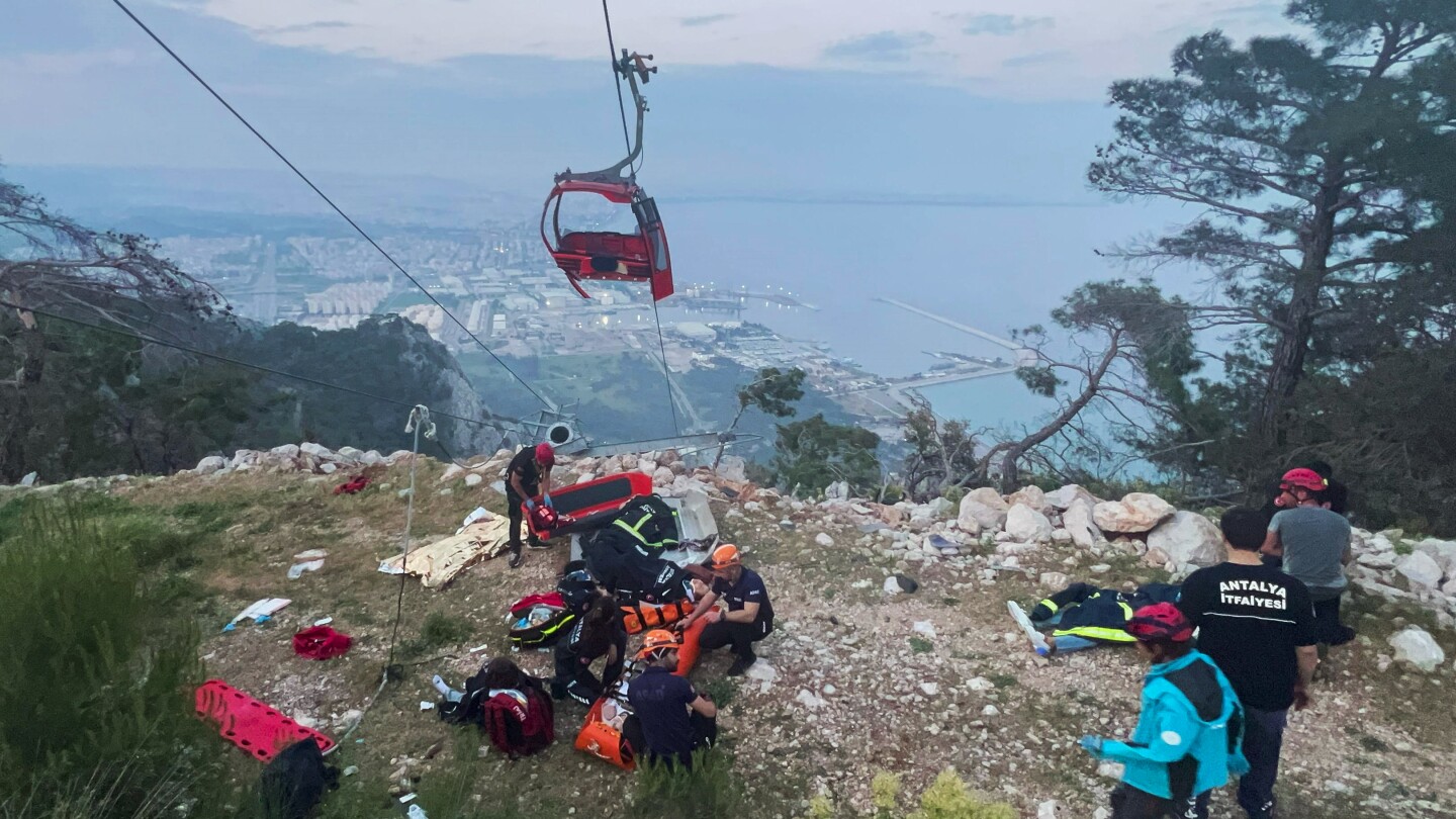 174 people stranded in the air are rescued, almost a day after a fatal cable car accident in Turkey