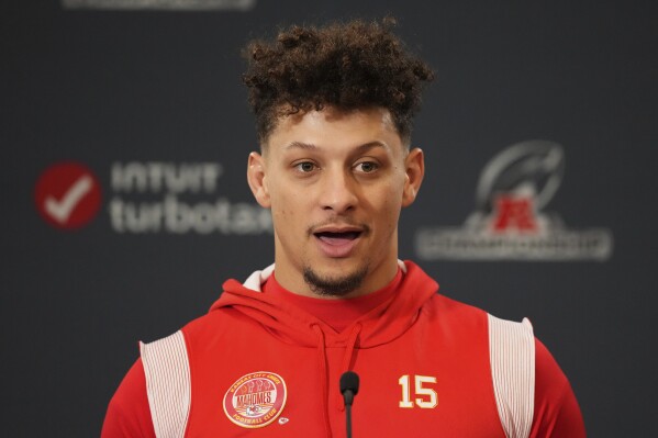 Patrick Mahomes on whether NFL officials favor the Chiefs: 'The referees  are doing their best' | AP News