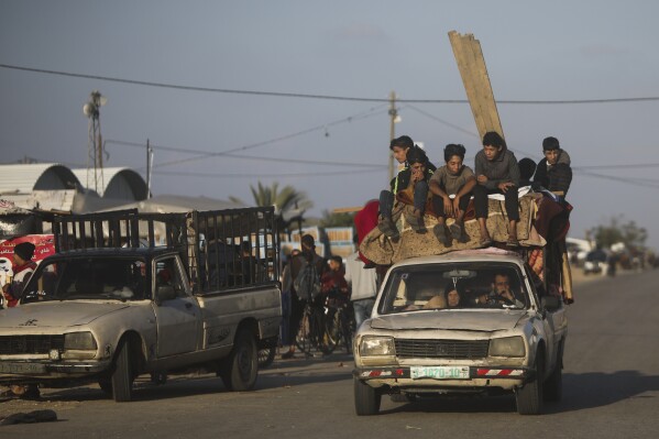 Palestinians flee the Israeli ground offensive in Khan Younis, Gaza Strip, Wednesday, Dec. 6, 2023. (AP Photo/Mohammed Dahman)