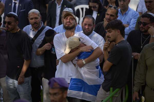 Mourners attend the funeral of Israeli soldier Sgt. Omer Van Gelder, who was killed in a battle in the Gaza Strip, at the Mount Herzl military cemetery in Jerusalem, Tuesday, June 3, 2025. (AP Photo/Ohad Zwigenberg)