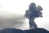 Mount Marapi spuugt vulkanisch materiaal tijdens zijn uitbarsting in Agam, West-Sumatra, Indonesië, maandag 4 december 2023. De vulkaan spuwde dikke kolommen as tot wel 3000 meter de lucht in tijdens een plotselinge uitbarsting op zondag en heet. aswolken verspreidden zich over enkele kilometers (kilometers).  (AP-foto/Ardhy Fernando)