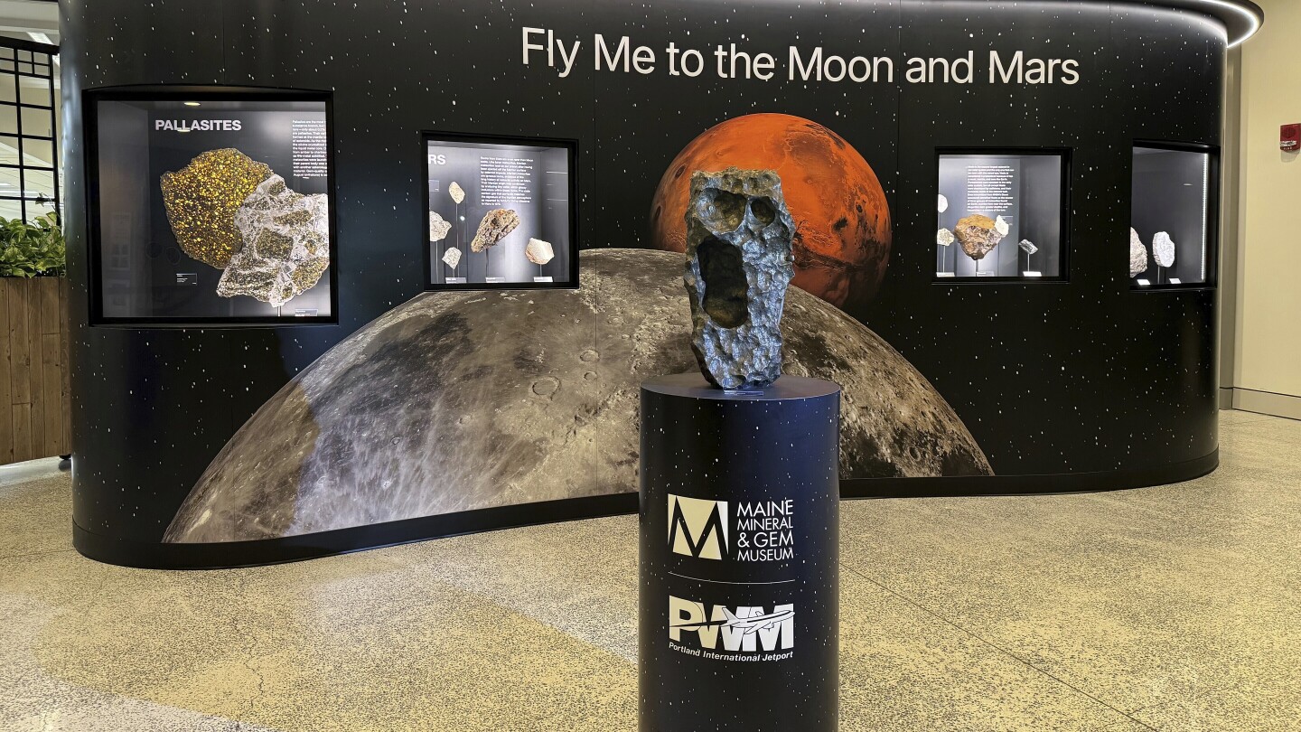 Пътуващите през най-голямото летище в Мейн вече могат да летят до Луната. Или поне част от него