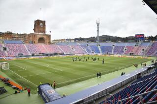 Jugadores del Inter de Milán calientan en el estadio Renato Dall'Ara en Bolonia, Italia, el jueves 6 de enero de 2022. (Massimo Paolone/LaPresse vía AP)