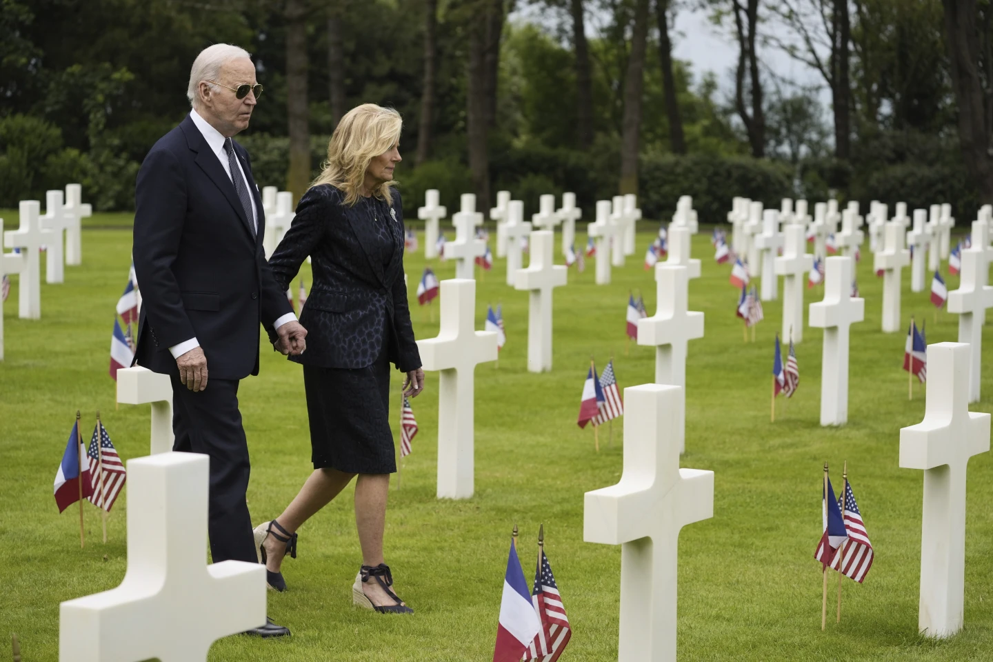 El presidente Joe Biden regresará a Normandía por segundo día durante su viaje a Francia mientras intenta reunir a los estadounidenses en defensa de la democracia desde Pointe du Hoc, un lugar legendario a lo largo de la costa donde los Rangers del Ejército escalaron acantilados durante la invasión del Día D.