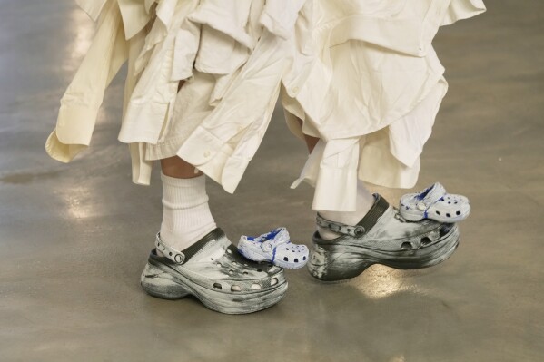 A model wears a creation as part of the men's Simon Cracker Spring-Summer 2026 collection, that was presented in Milan, Italy, Sunday, June 22, 2025. (AP Photo/Luca Bruno)