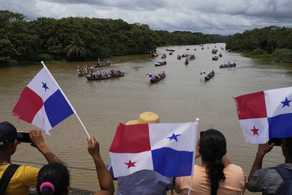 Pobladores realizan marcha acuática para oponerse a embalse que el Canal de  Panamá quiere construir | AP News
