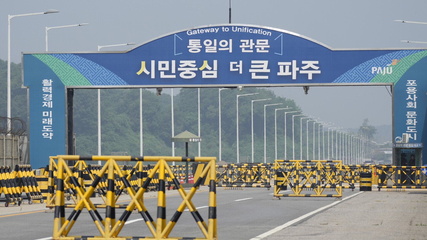 South Korean forces fired warning shots after North Korean soldiers crossed the border