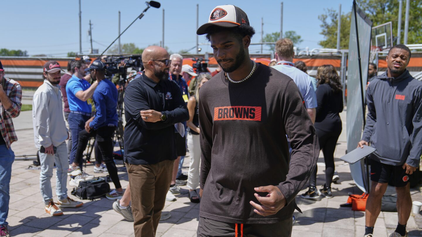 Shedeur Sanders intenta ignorar el ruido y centrarse en el libro de jugadas de los Browns