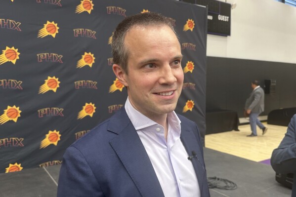 New Phoenix Suns head coach Jordan Ott talks with reporters during his introductory press conference Tuesday, June 10, 2025, at the team's practice facility in Phoenix. (AP Photo/David Brandt)