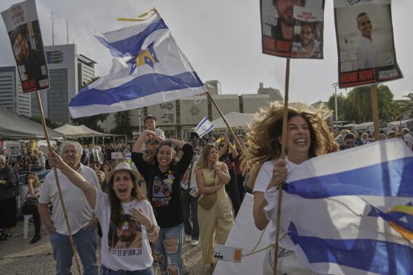 Personas en la Plaza de los Rehenes en Tel Aviv, Israel, ante noticias de que el rehén estadounidense-israelí Edan Alexander será liberado, el 12 de mayo del 2025. . (AP foto/Oded Balilty)