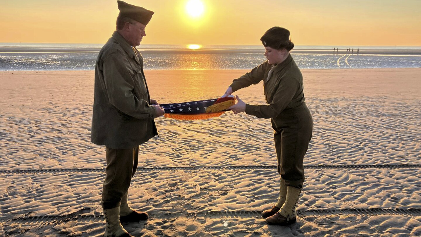 Am 80. Jahrestag des D-Day geht die Sonne über den Stränden der Normandie auf