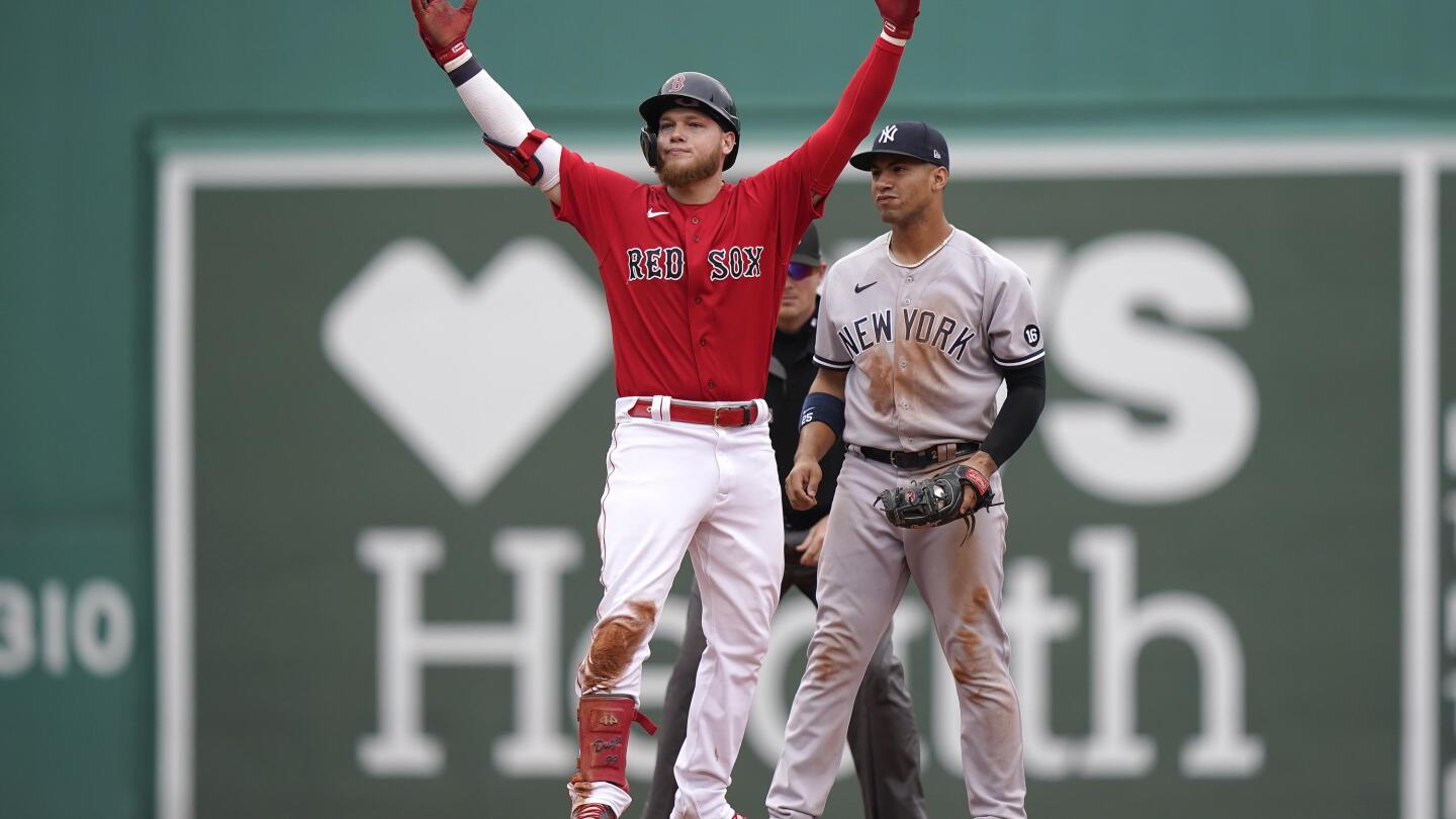 Yankees top Red Sox after controversial 8th inning, take over wild
