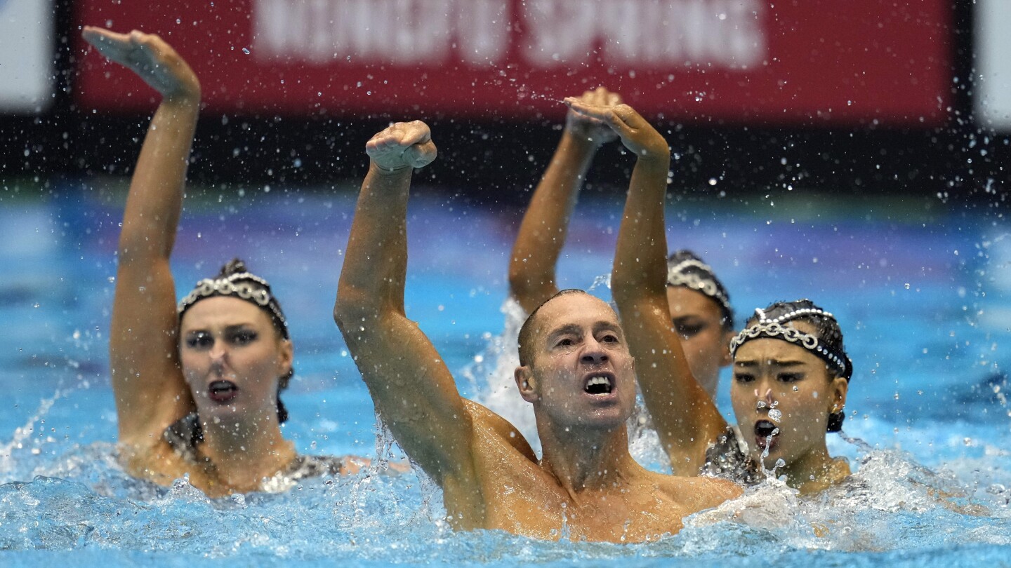 „SNL“ осмива мъже в артистично плуване. Бил Мей може да бъде първият мъж олимпиец в спорта