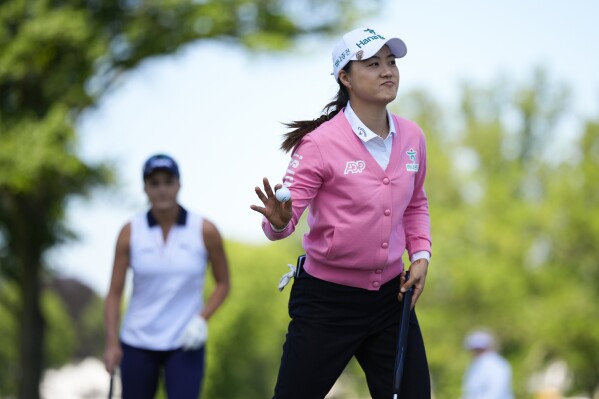 Minjee Lee, of Australia, waves to the gallery after making a putt on the first green during the second round of the U.S. Women's Open golf tournament at Lancaster Country Club, Friday, May 31, 2024, in Lancaster, Pa. (AP Photo/Matt Slocum)