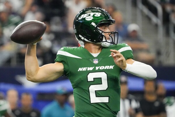 En foto del 17 de agosto del 2023, el quarterback de los de Jets de Nueva York Zach Wilson lanza un pase en el encuentro ante los Cowboys de Dallas. (AP Foto/Sam Hodde)