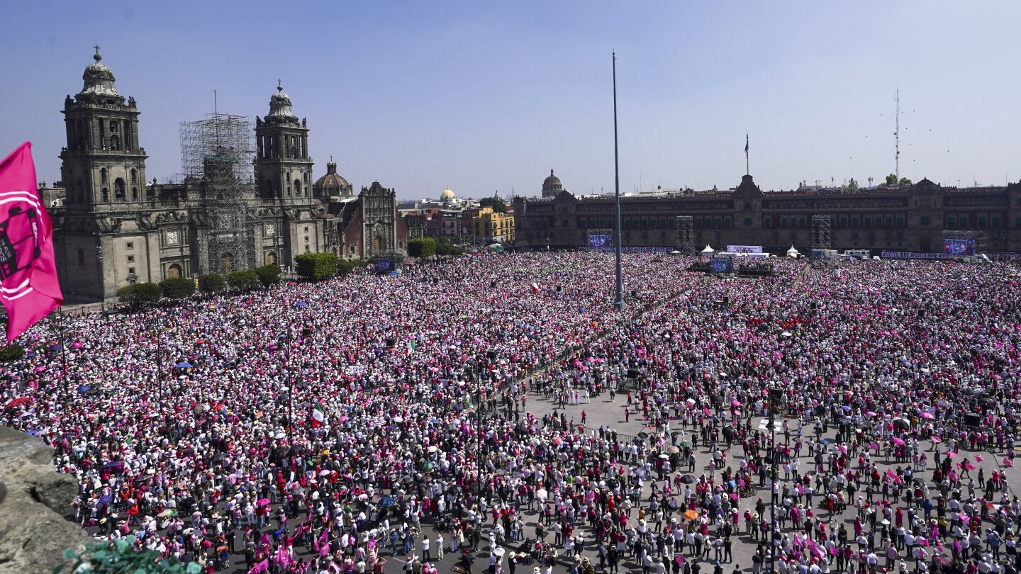 Thousands protest against the President of Mexico and his party in a “March for Democracy”