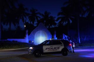 Un vehículo policial permanece frente a una entrada de la finca Mar-a-Lago del expresidente Donald Trump, el lunes 8 de agosto de 2022, en Palm Beach, Florida. (AP Foto/Wilfredo Lee)