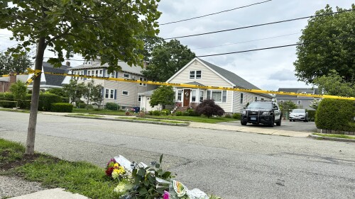 Unas flores colocadas al otro lado de una casa en Broadway Street, el martes 27 de junio de 2023, en Newton, Massachusetts. (AP Foto/Michael Casey)