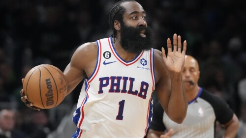 SOUBOR - Strážce Philadelphie 76ers James Harden (1) volá spoluhráčům během první poloviny zápasu 5 proti Boston Celtics v sérii semifinále konference NBA Play-off v úterý 9. května 2023 v Bostonu.  James Harden může mít vedlejší otázky, jako to udělal ve veselé odpovědi na otázku za jeho Houstonských dnů, o jeho budoucnosti s Philadelphia 76ers.  Vrátí se Harden do týmu 76 na třetí sezónu?  (AP Photo/Charles Krupa, File)