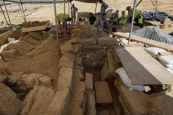 Arqueólogos palestinos retiran arena de tumbas en un antiguo cementerio romano en Jebaliya, en el norte de la Franja de Gaza, el sábado 23 de septiembre de 2023. (AP Foto/Adel Hana)
