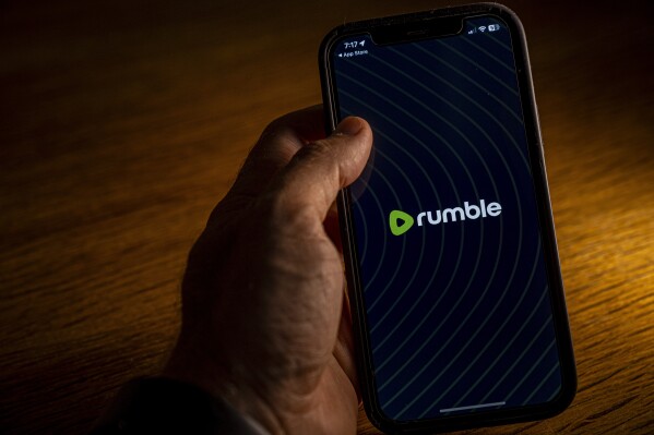 Un iPhone muestra el logotipo de la aplicación Rumble, el sábado 23 de septiembre de 2023, en Washington. (AP Foto/Andrew Harnik)
