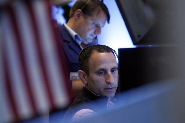 Un par de operadores trabajan en la Bolsa de Valores de Nueva York, el miércoles 30 de agosto de 2023. Las acciones están subiendo en su mayoría en las primeras operaciones en Wall Street, reduciendo un poco más las pérdidas del mercado en agosto.  (Foto AP/Richard Drew)