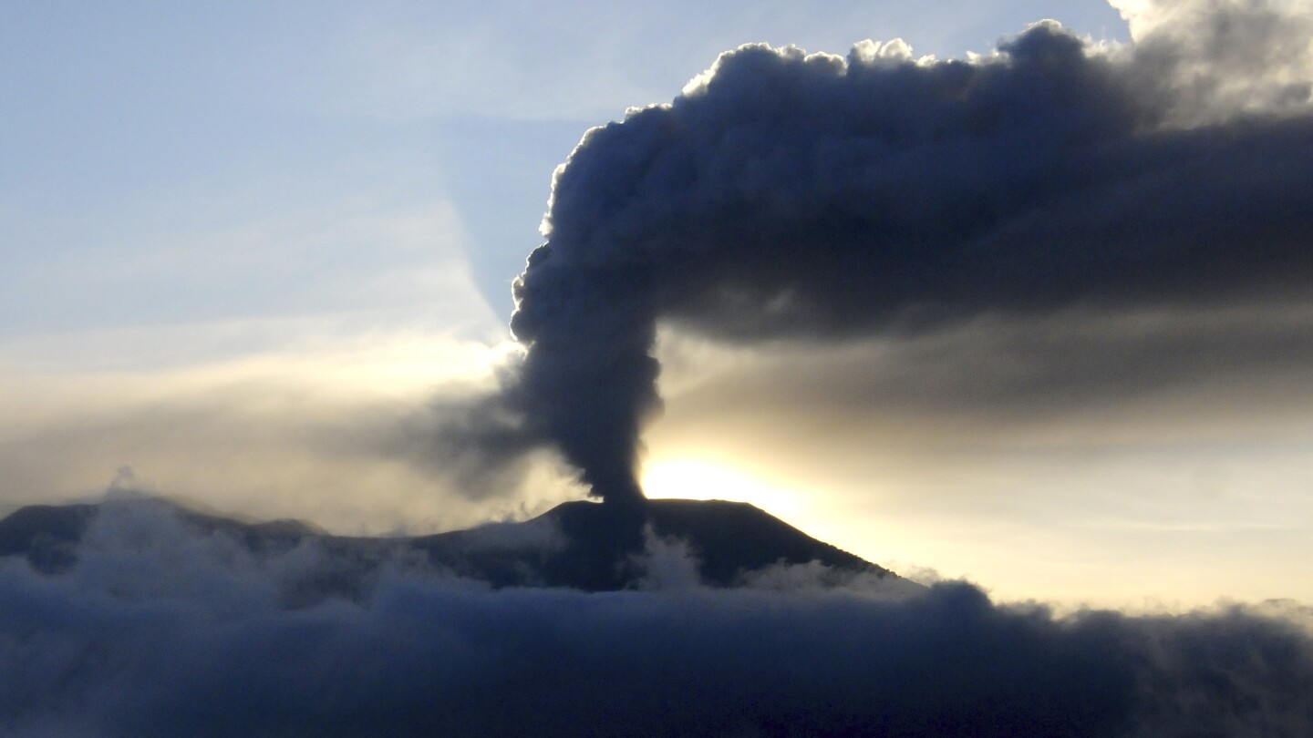 Volcán Monte Marapi: más cadáveres encontrados tras repentina erupción