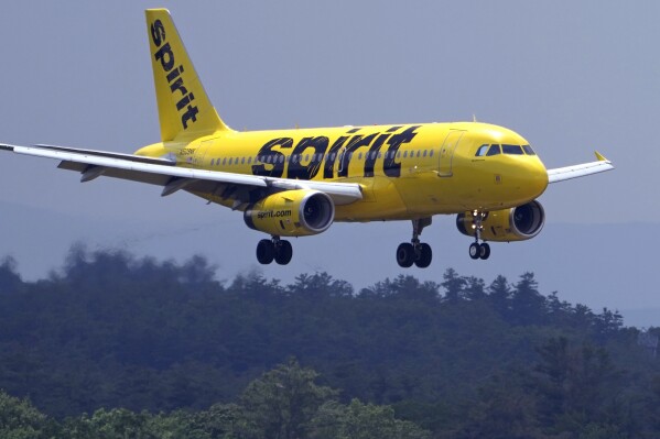 ARCHIVO - Un Airbus 319 de Spirit Airlines se acerca al Aeropuerto Regional de Manchester Boston para aterrizar, el viernes 2 de junio de 2023, en Manchester, NH Las acciones de Spirit Airlines subieron en las operaciones matutinas del viernes 19 de enero de 2024, después de que la aerolínea de descuento en dificultades impulsó su orientación para el cuarto trimestre después de una fuerte temporada de viajes de vacaciones. Spirit dijo que espera registrar ingresos de 1.300 millones de dólares cuando publique sus resultados para el último trimestre de 2023 a principios del próximo mes. (Foto AP/Charles Krupa)